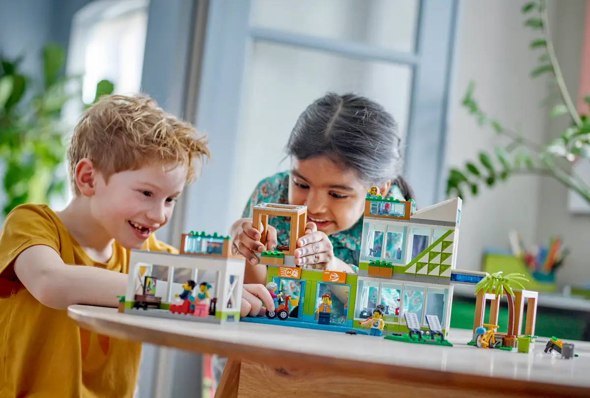LEGO City 60365 Apartment Building 6