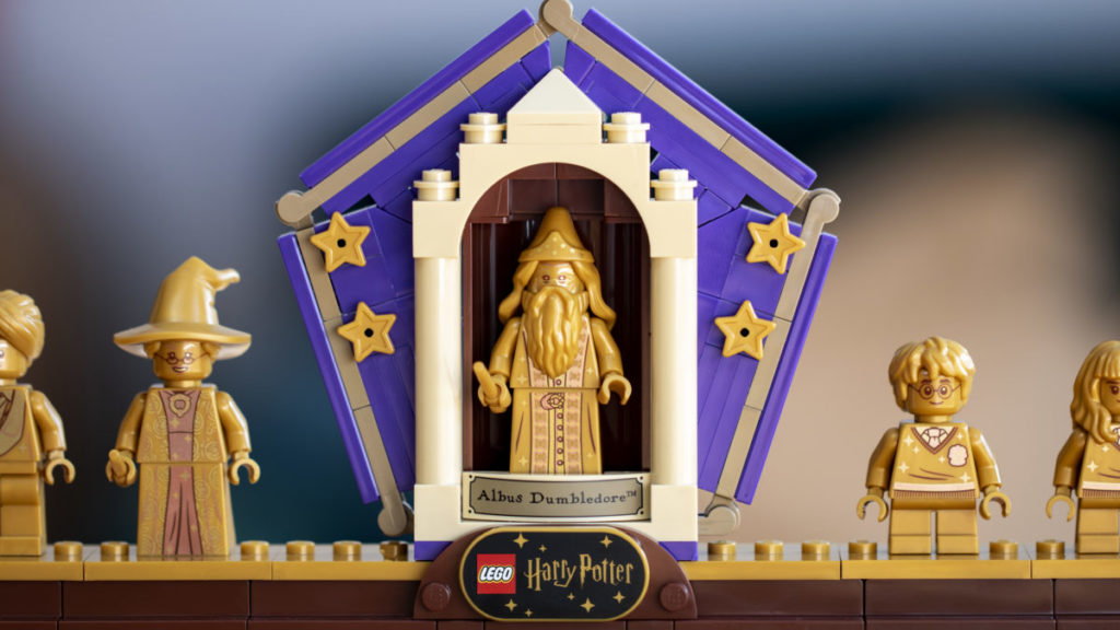 LEGO Harry Potter 76391 Hogwarts Icons Collectors Edition minifigure display 3 1024x576