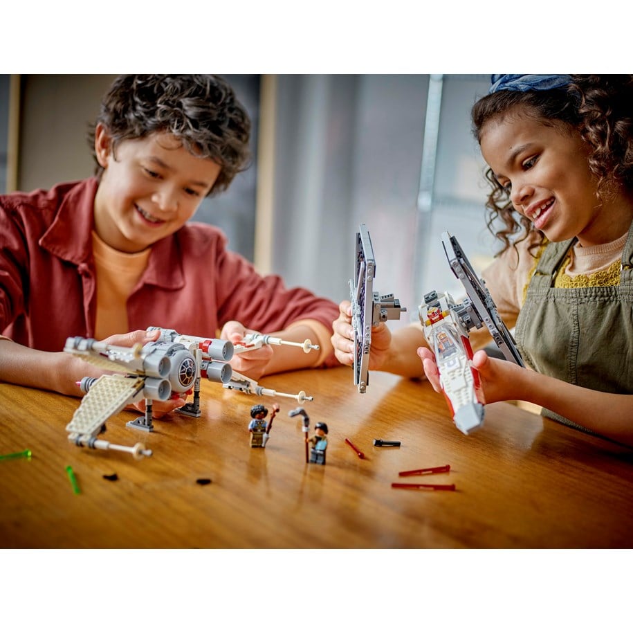 LEGO Star Wars 75393 TIE Fighter and X Wing Mash up 10