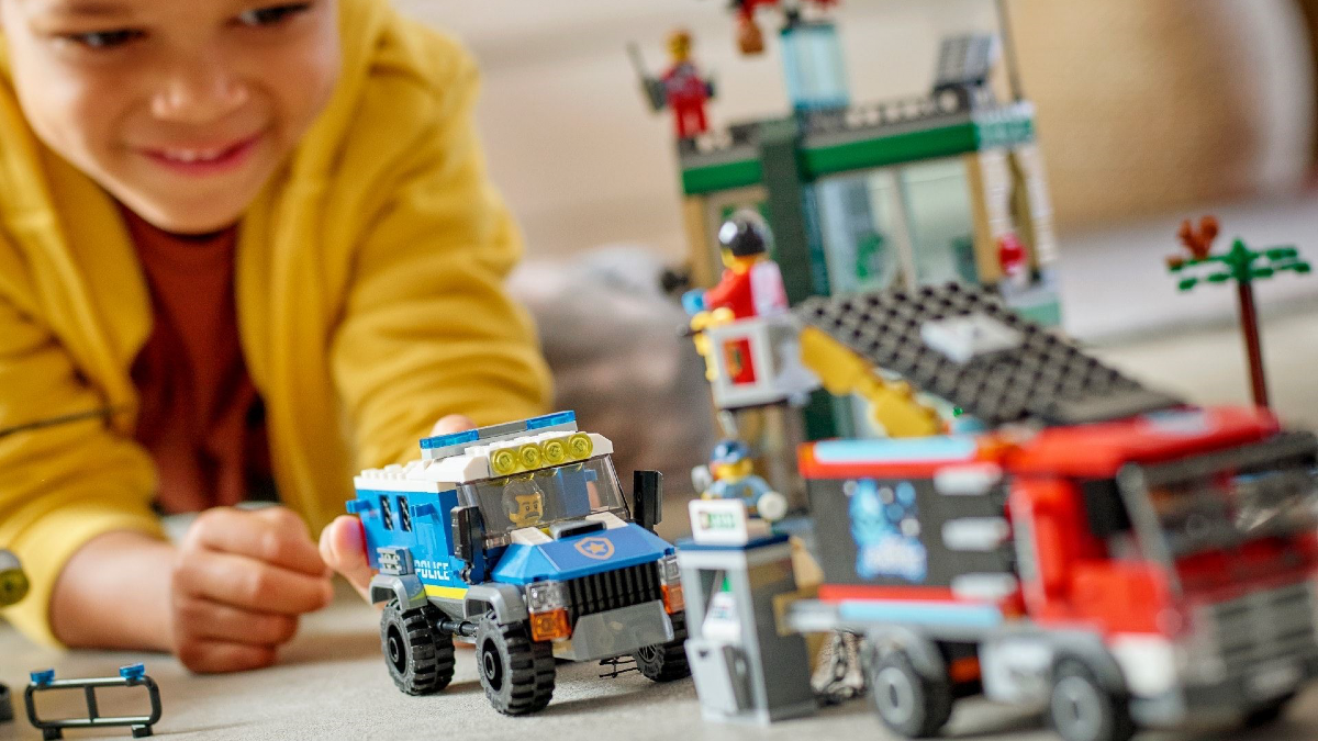 28% off 60317 Police Chase at the Bank in latest Zavvi LEGO discounts