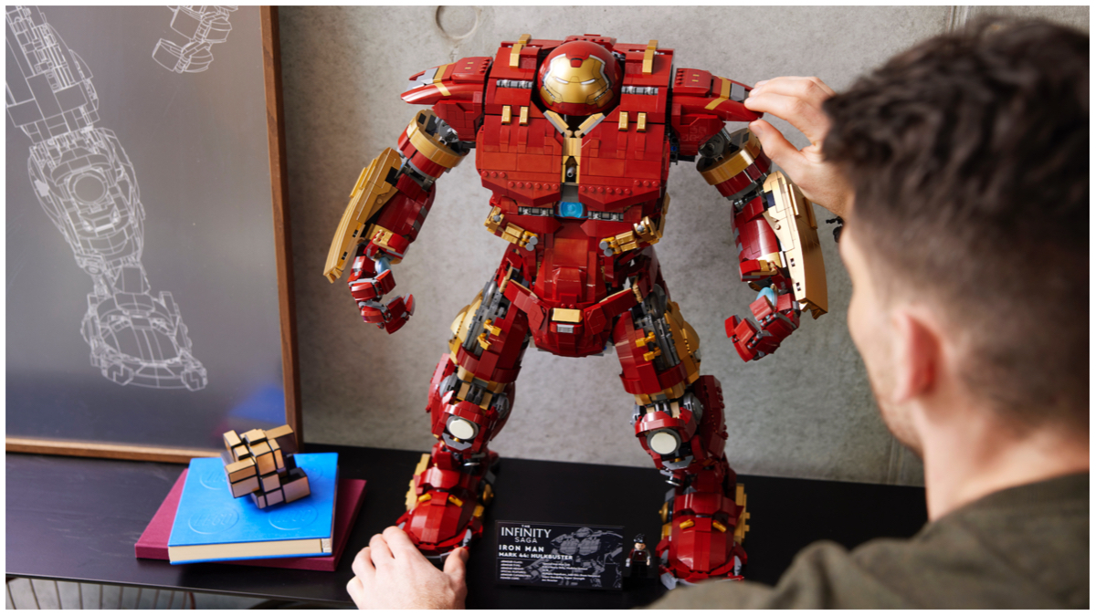The new LEGO Hulkbuster may be enormous, but it's got an annoying omission