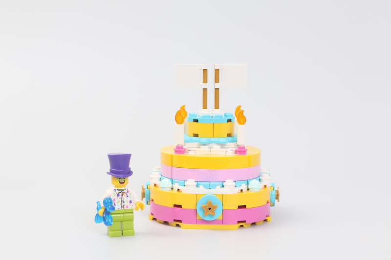 40382 Birthday Set and 40385 Trophy review 7