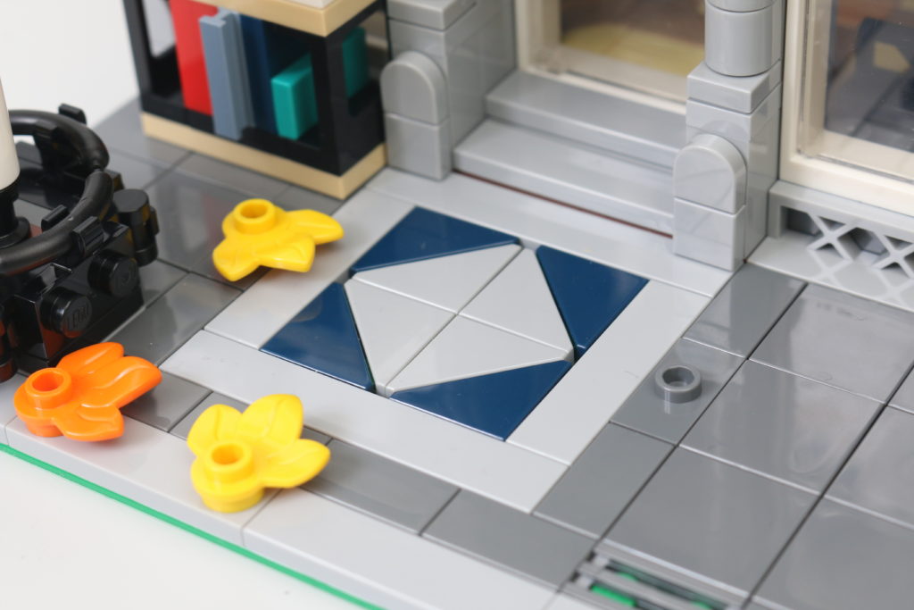 LEGO Creator Expert 10270 Bookshop review 32