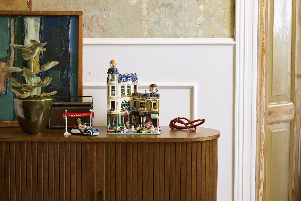 LEGO Icons modular building 11371 Shopping Street 28 1200x801