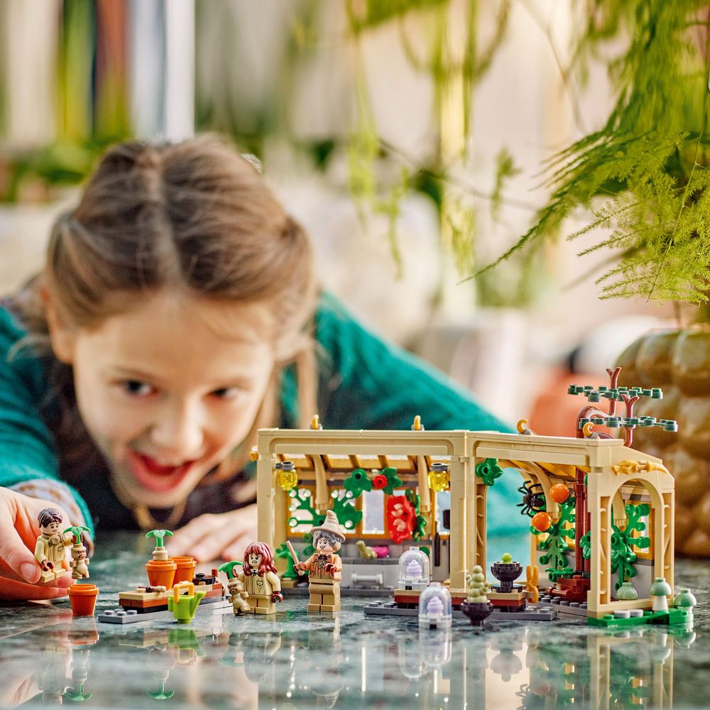 LEGO Harry Potter Hogwarts Castle Herbology Class 6