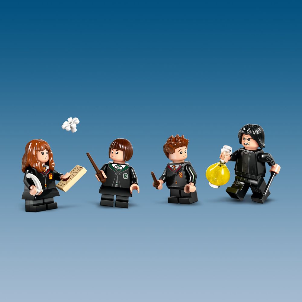 LEGO Harry Potter 76431 Hogwarts Castle Potions Class 4
