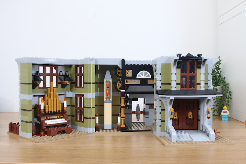 LEGO Fairground Collection 10273 Haunted House review 8