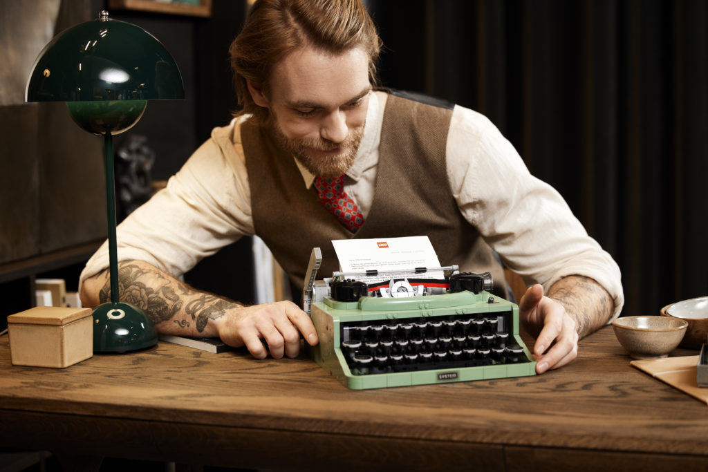 LEGO Ideas 21327 Typewriter Lifestyle 3