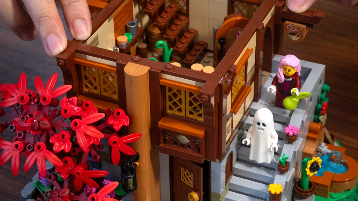 Take a look inside LEGO BrickLink Series 7 Alchemist's Shop