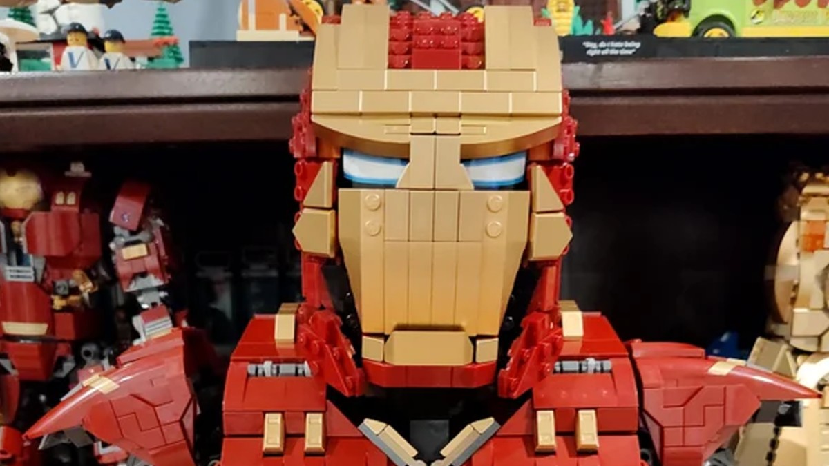 LEGO Marvel 76210 Hulkbuster’s proportions can be improved, at a cost