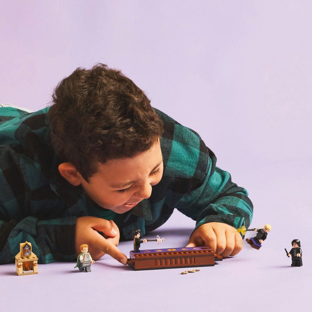 LEGO 76441 Harry Potter Zamek Hogwart Klub pojedynkow opakowanie lifestyle3 1024x1024