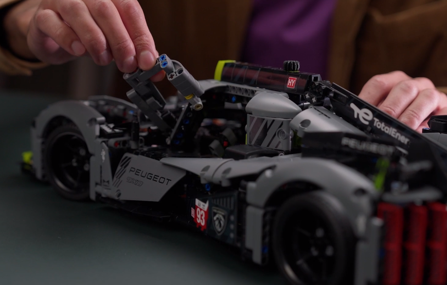 LEGO Technic 42156 PEUGEOT 9X8 24H Le Mans Hybrid Hypercar mechanism 3