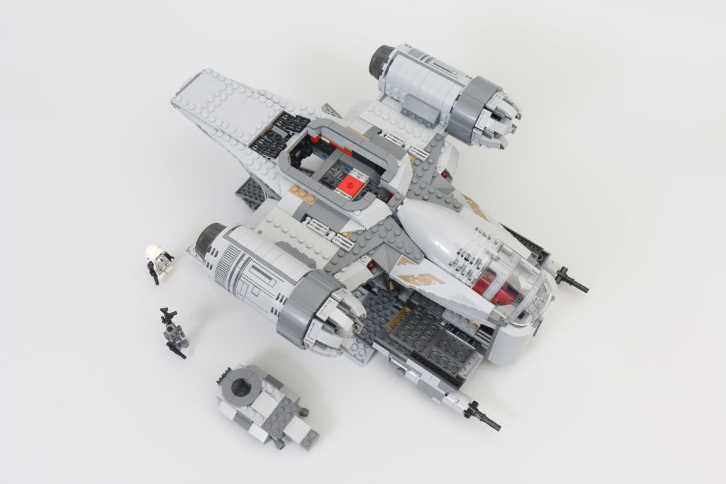 LEGO Star Wars 75292 The Mandalorian Bounty Hunter Transport The Razor Crest review 16