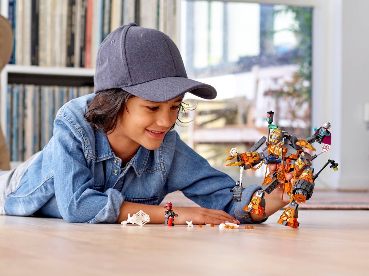 LEGO76128 Molten Man Battlelifestyle-1